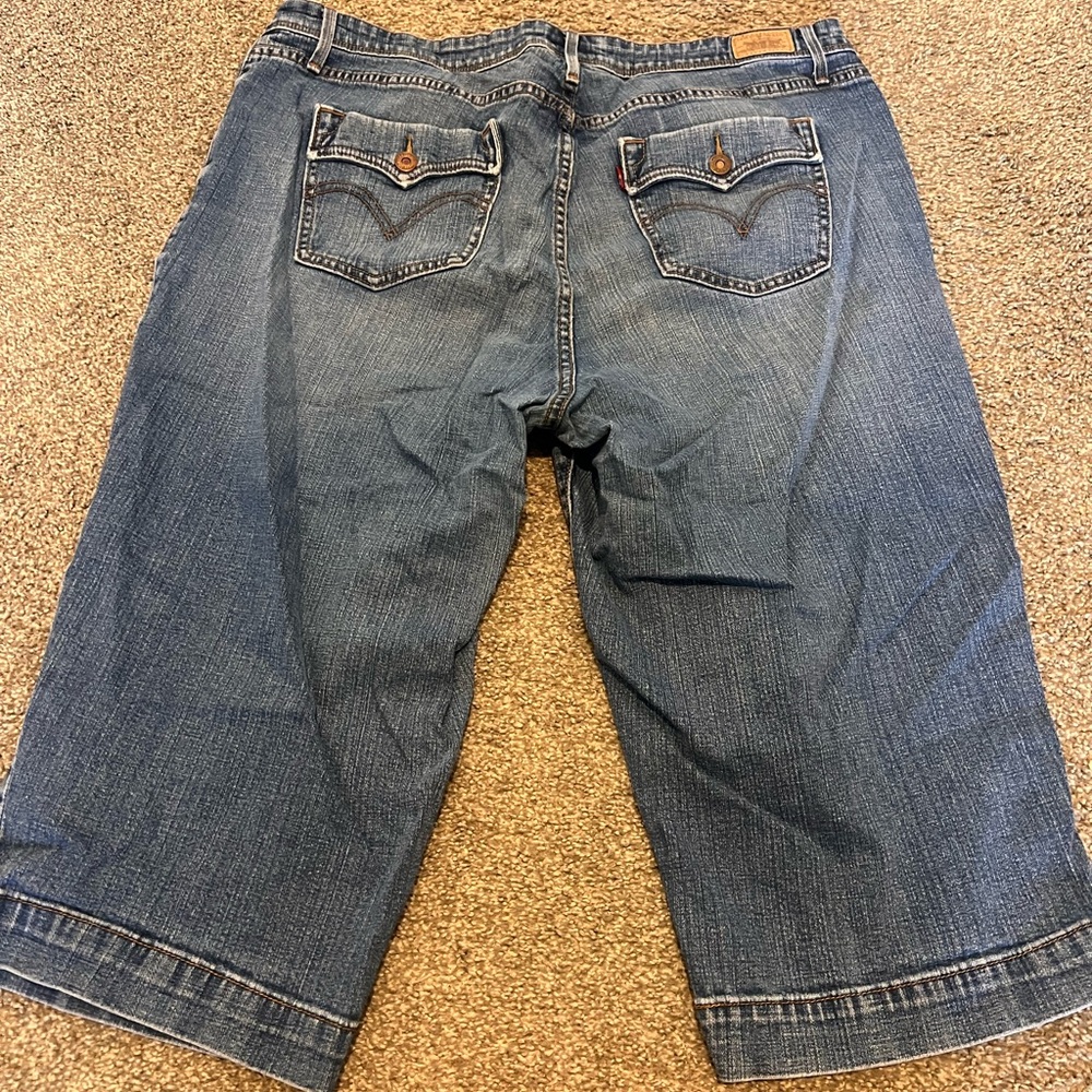 Blue LEVI’s Capris size 20W